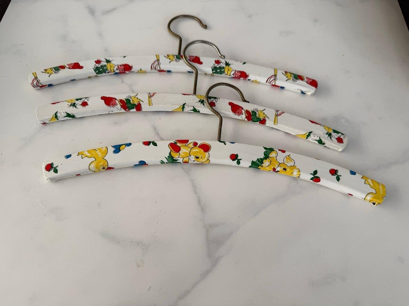3 Vintage Jaren '70 Kinder Kleerhangers Hout/Kunststof, Verzenden, Gebruikt