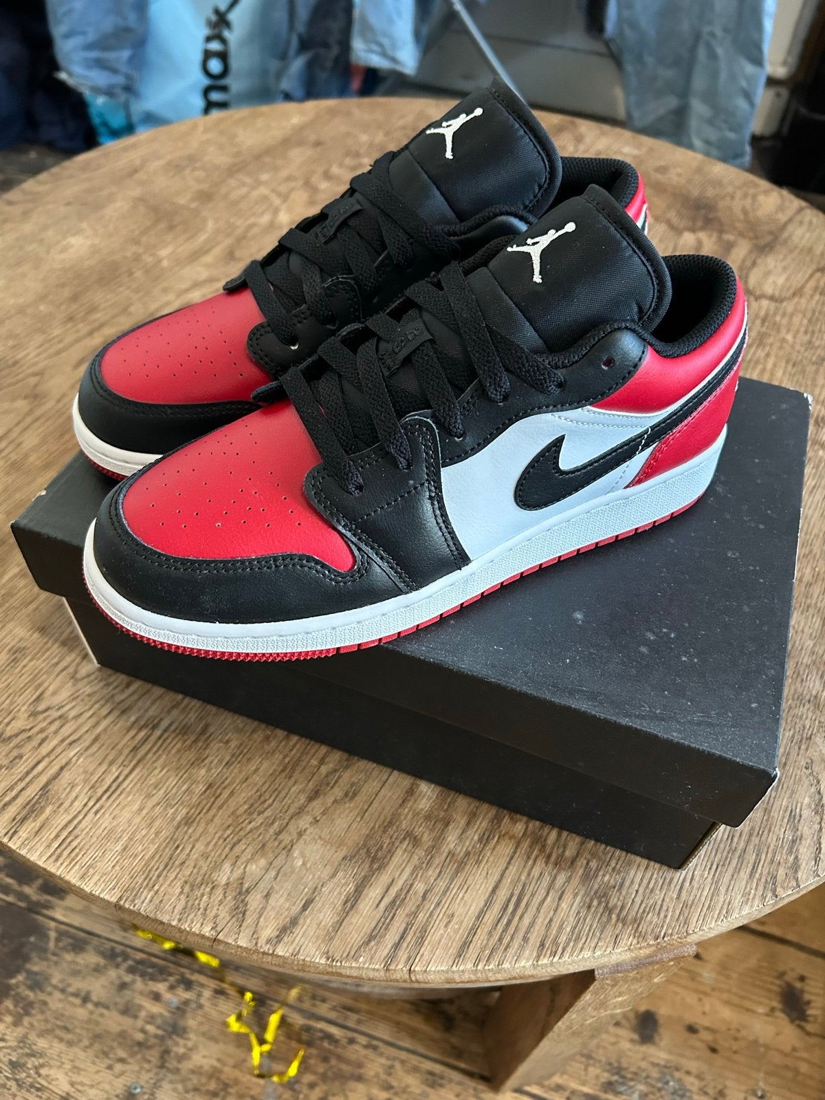 Nike Air Jordan 1 Low - Zwart/Rood - Maat 38.5, Ophalen of Verzenden, Nieuw, Jongen of Meisje, Sportschoenen