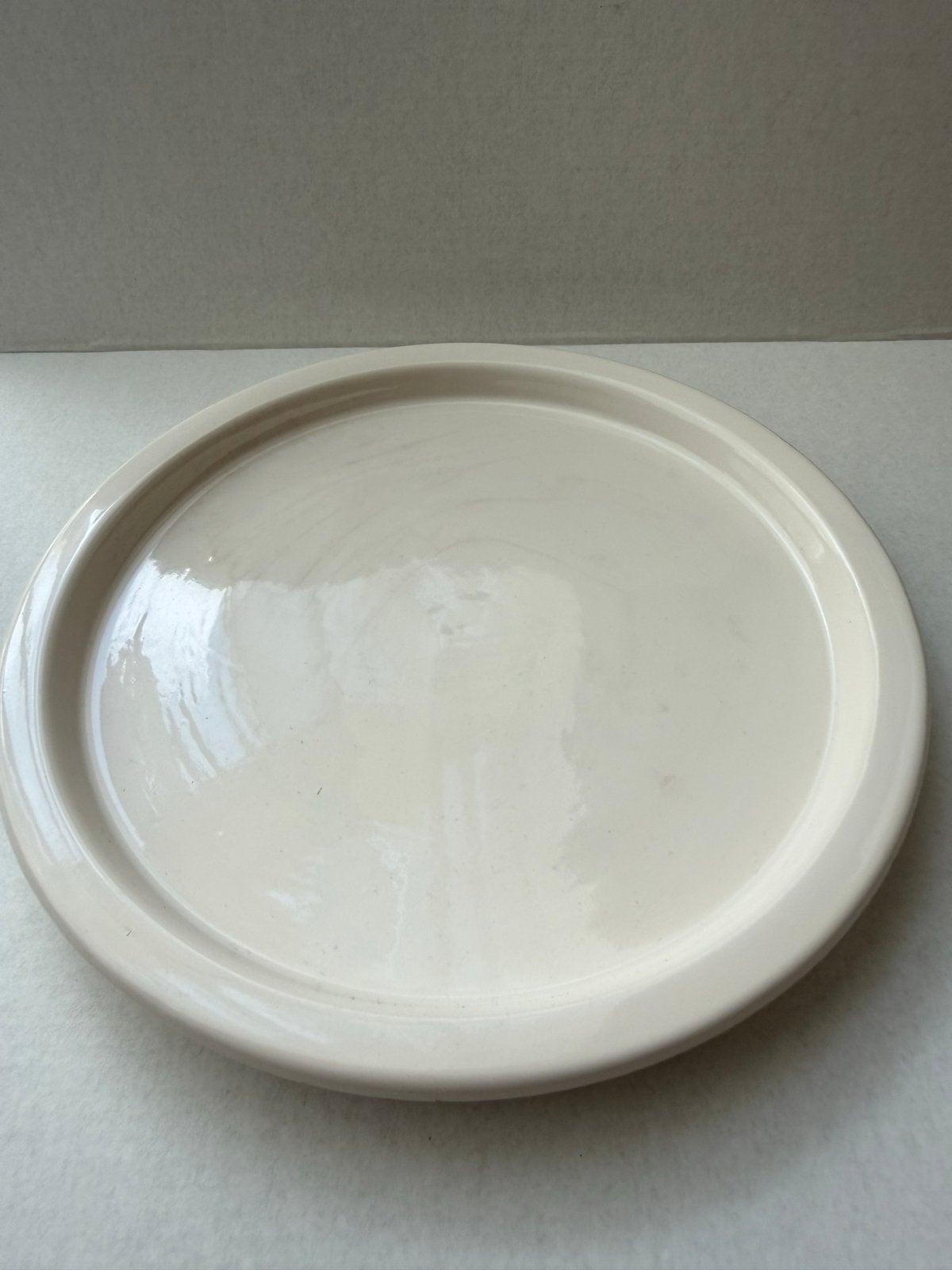 Crèmekleurige ronde schaal van keramiek, Ophalen, Gebruikt, Porselein of Keramiek, Schaal