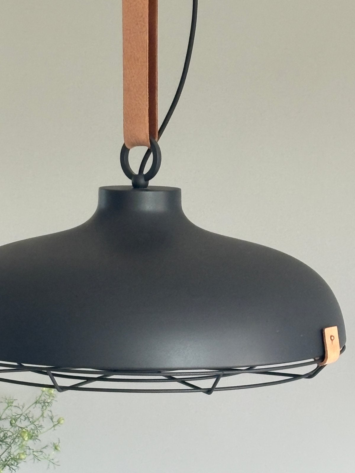 Moderne Zwarte Hanglampen ( 2) met Leren Details merk Zuiver, Ophalen, Zo goed als nieuw, Metaal, 75 cm of meer
