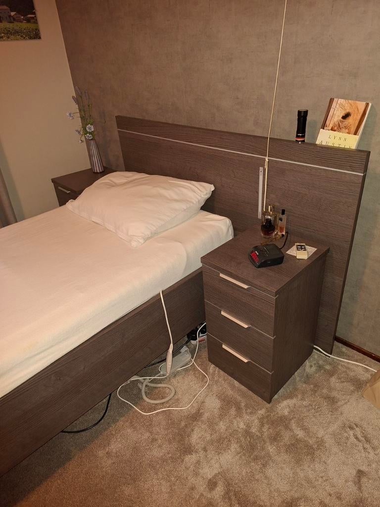 Tweepersoonsbed ...2 maal eenpersoonsbed met goede matrassen, Huis en Inrichting, Slaapkamer | Bedden, Gebruikt, Bruin, Tweepersoons