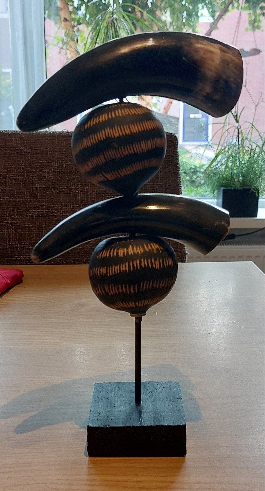 Prachtig Handgemaakt Afrikaans Hoornsculptuur – Uniek!!, Ophalen of Verzenden, 32 cm, Natuurlijk materiaal