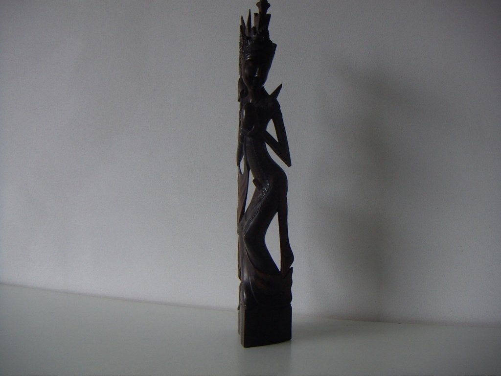 Indonesië Bali houten beeld van slanke danseres jr.1950., Houtsnijwerk, Handgemaakt, Scène, Hout
