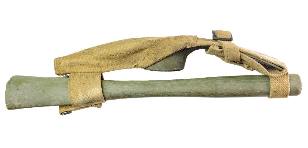 WW2 US M-1910 pick mattock 1944 British Made draagtas, Verzamelen, Militaria | Tweede Wereldoorlog, Verzenden, Landmacht, Amerika