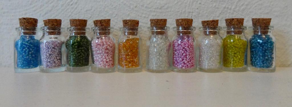 10 potjes met kleine kraaltjes, Ophalen of Verzenden, Zo goed als nieuw, Kraal