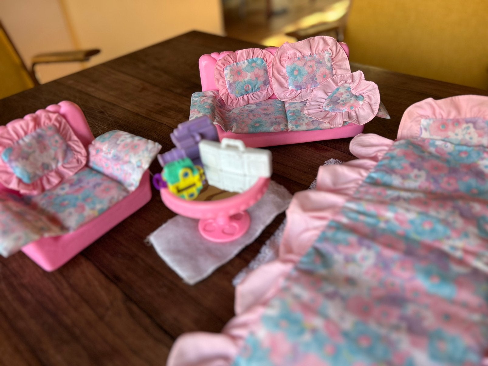 Barbie banken + bed vintage jaren ‘90, Ophalen of Verzenden, Gebruikt, Poppenhuis