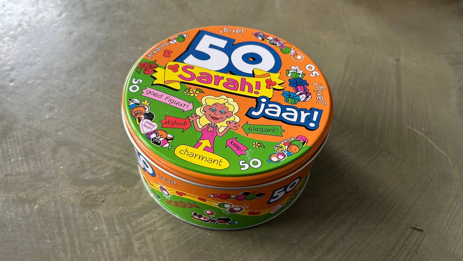 Feestelijke (koek) trommel van blik Sarah 50 jaar (cadeau), Ophalen of Verzenden, Zo goed als nieuw