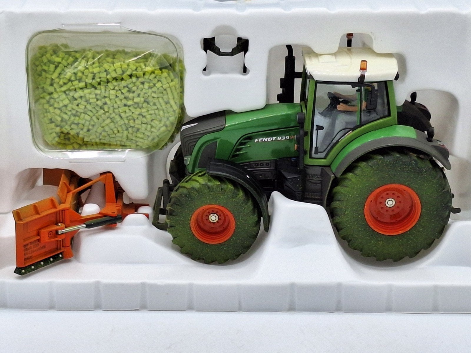Fendt 939 Vario met Maisschuif Vervuild, SIKU, Tractor of Landbouw, Nieuw, Nvt