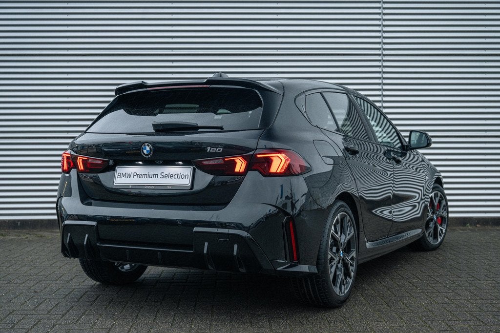 BMW 1 Serie 120 M Sport Automaat / Sportstoelen / Achteruitr, Auto's, BMW, Gebruikt, 156 pk, Met garantie (alle), Zwart