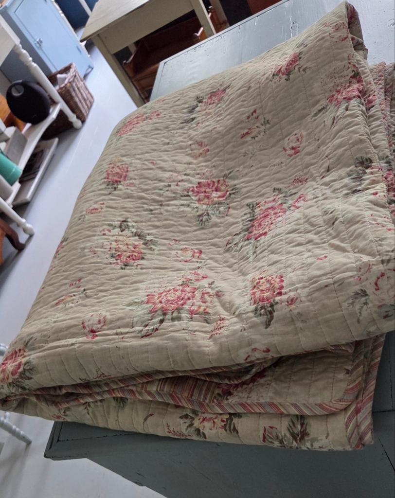 Brocante sprei of zomerdeken met roosjes
2 kanten te gebruik, Ophalen of Verzenden