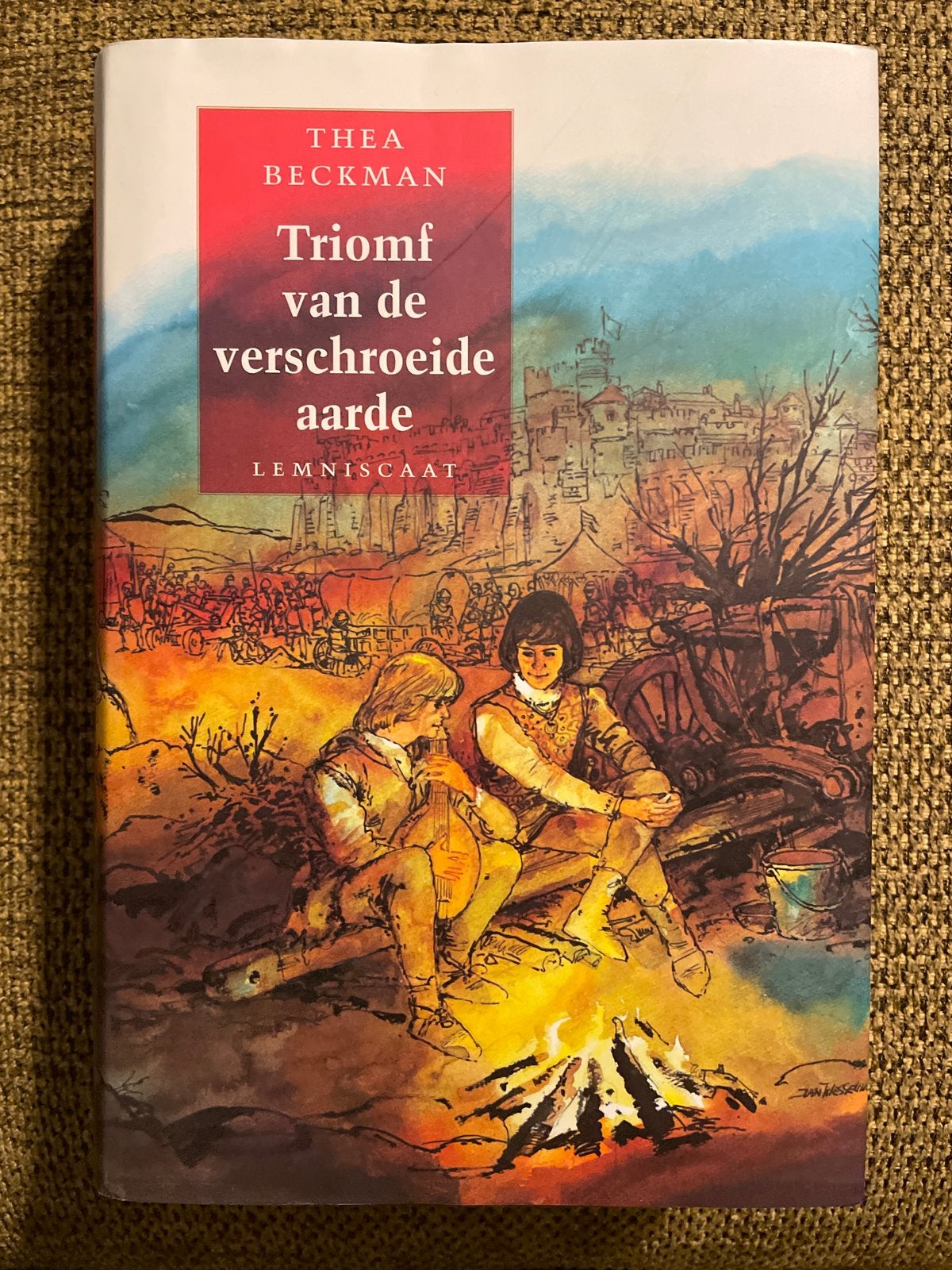 Thea Beckman - Triomf van de verschroeide aarde, Boeken, Ophalen of Verzenden, Zo goed als nieuw, Thea Beckman, Fictie
