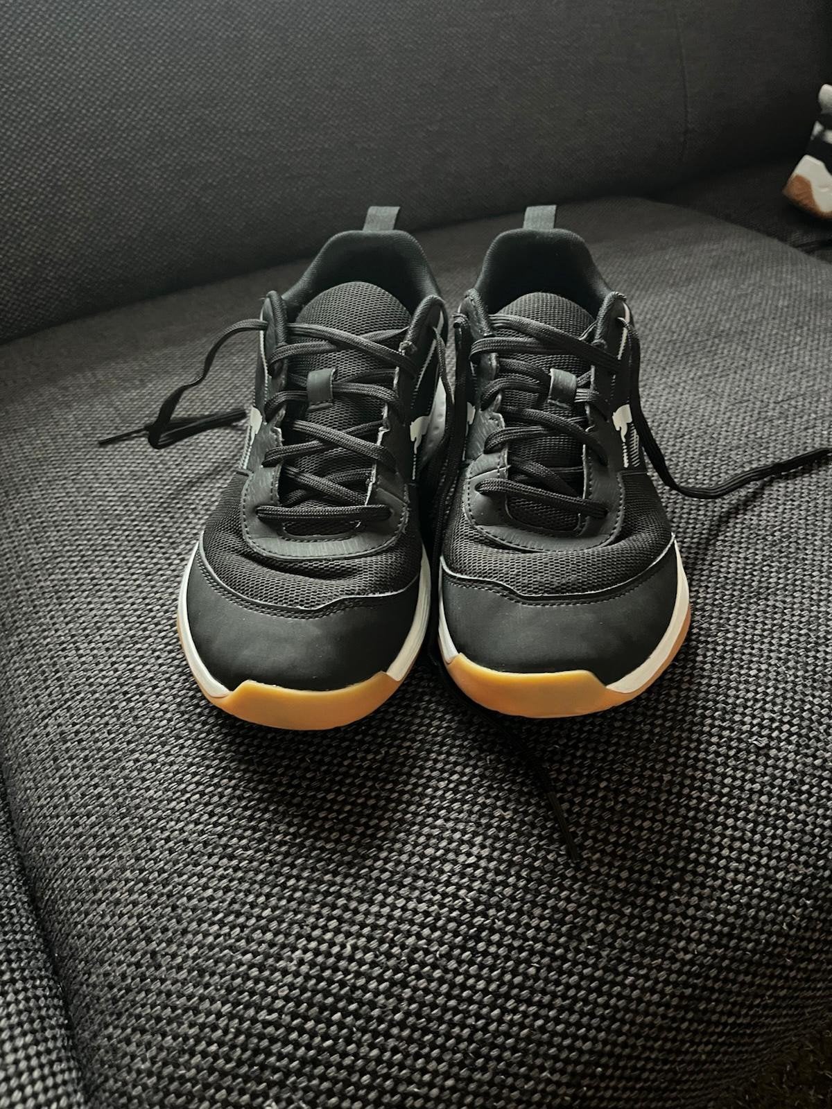 Puma zaalschoenen - Zwart met witte accenten, Sport en Fitness, Ophalen, Gebruikt