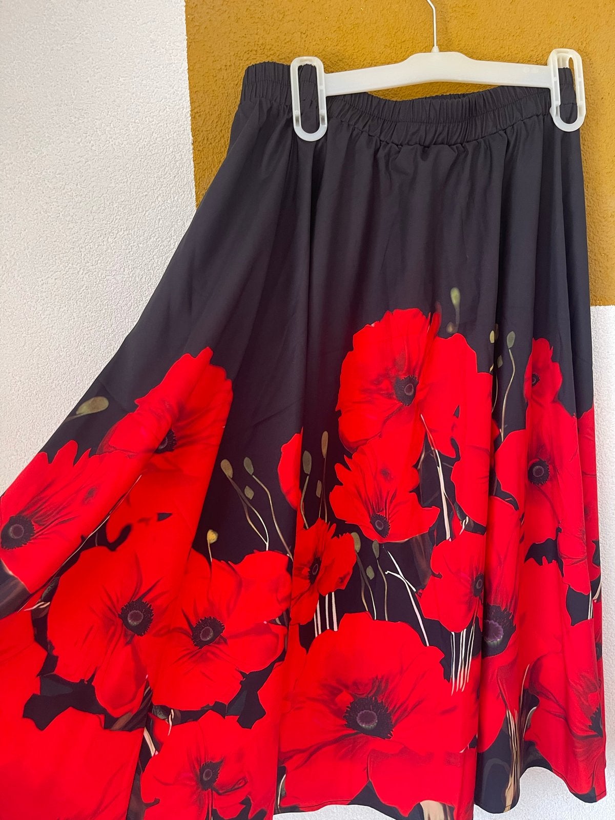 Nieuwe Zwarte Rok met Rode Klaprozen Print - Maat L, Ophalen of Verzenden, Nieuw, Maat 42/44 (L), Zwart