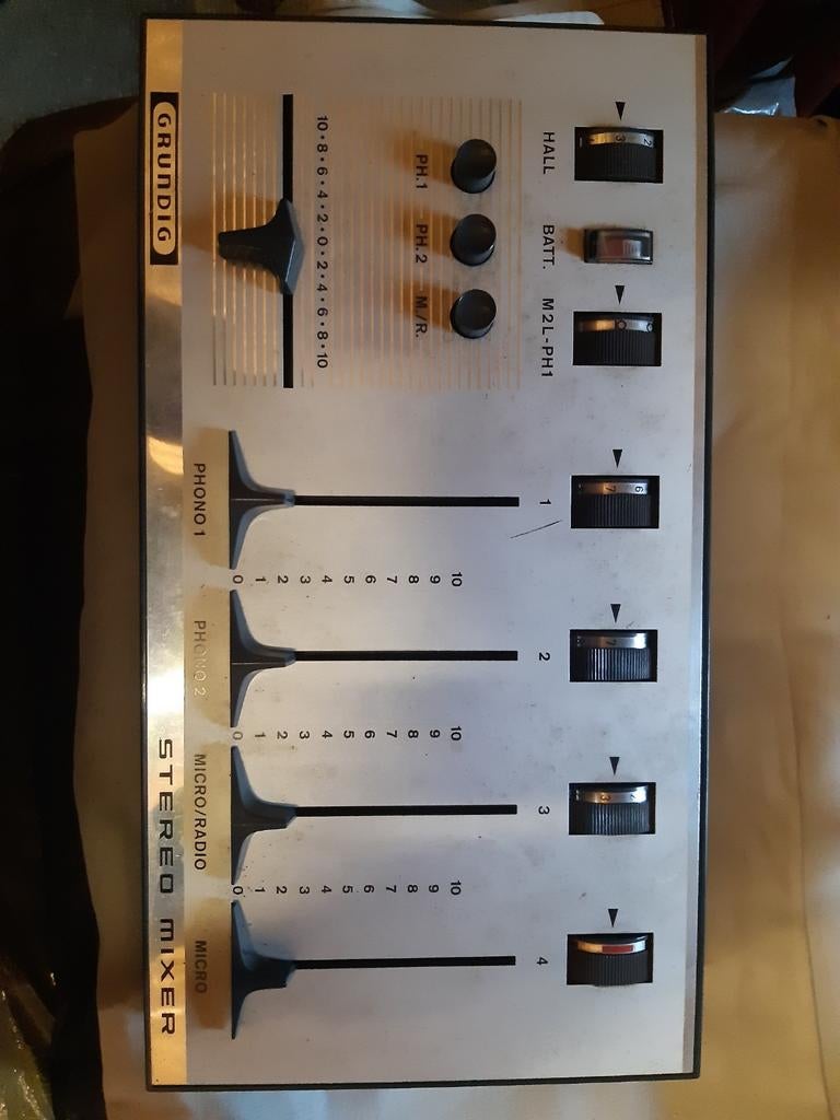 Mengpaneel Grundig € 25.00, Muziek en Instrumenten, Mengpanelen, Ophalen of Verzenden, Gebruikt