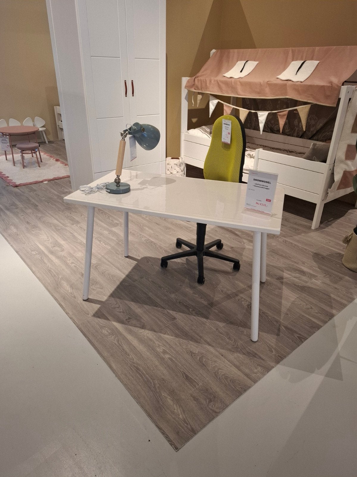 LT Wit gelakt Bureau met Lade - Inclusief onderlegger, Ophalen, Kinderbureau, Zo goed als nieuw, Overige merken