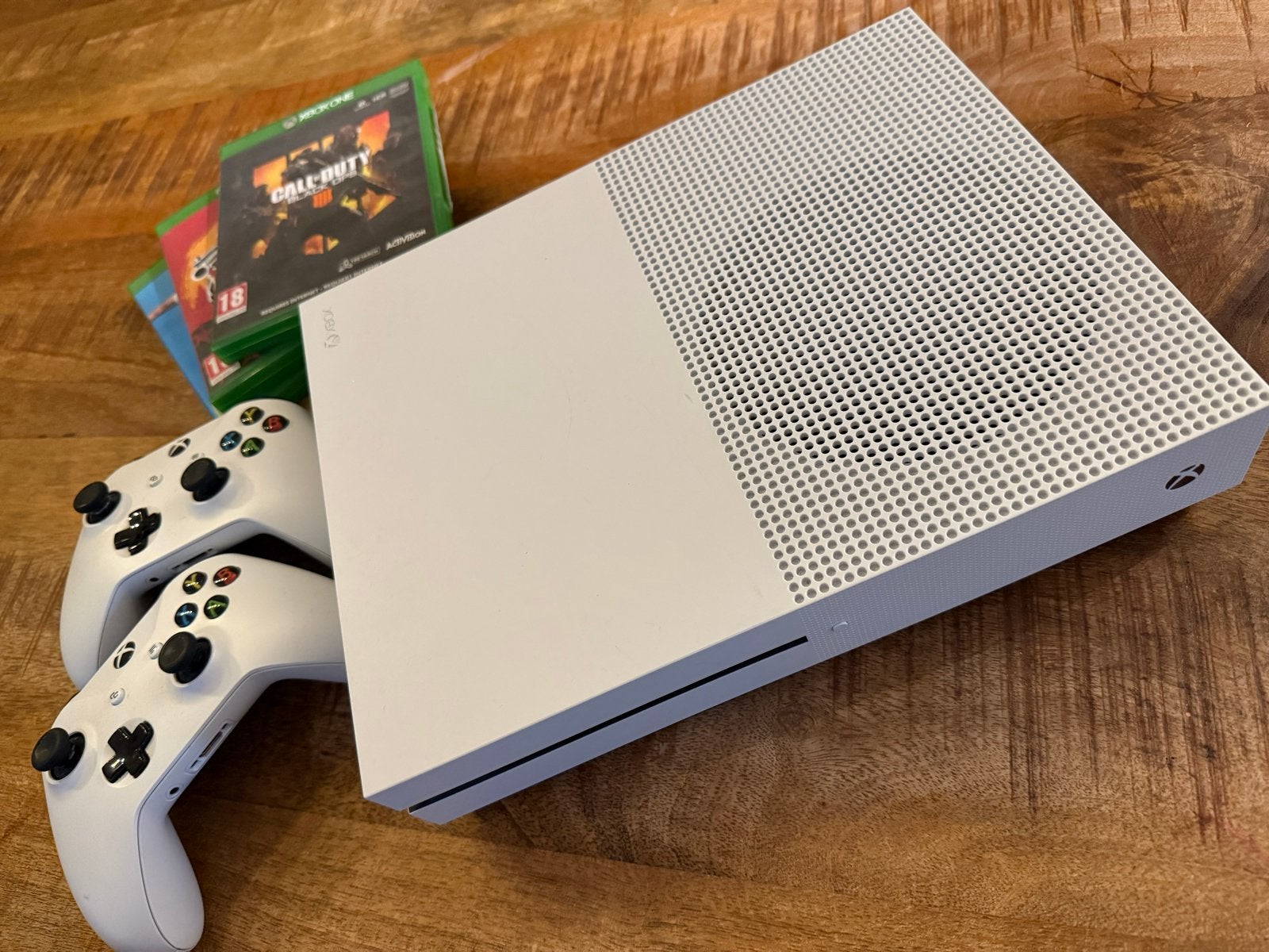 Xbox One S met 2 controllers en 3 games, Ophalen, Vanaf 18 jaar, 2 spelers, Eén computer