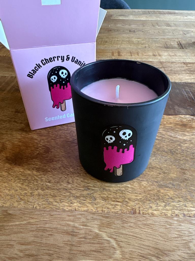 Luxe geurkaars Black Cherry & Vanilla - Nieuw in verpakking, Zwart, Overige stijlen, Nieuw, Ophalen of Verzenden