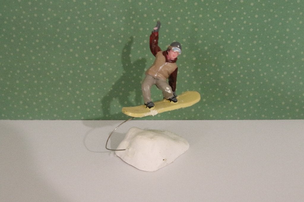 Springende snowboarder Lemax Kerstdorp. Figurine, Diversen, Kerst, Ophalen of Verzenden, Gebruikt