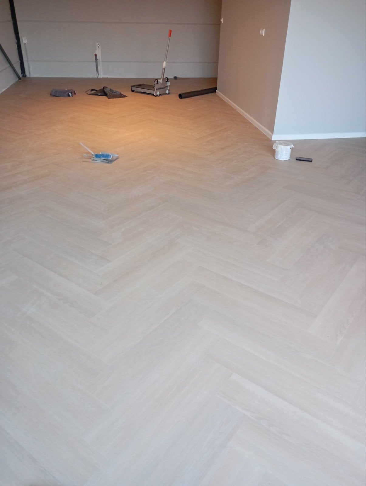 Laminaat leggen: Klik PVC visgraat vloeren, Beige, Nieuw, Ophalen of Verzenden, 25 tot 50 m²