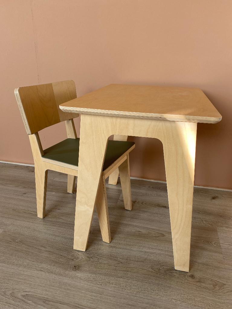 Kindertafel en stoel studio baas olijfgroen, Ophalen, Zo goed als nieuw, Tafel(s) en Stoel(en)