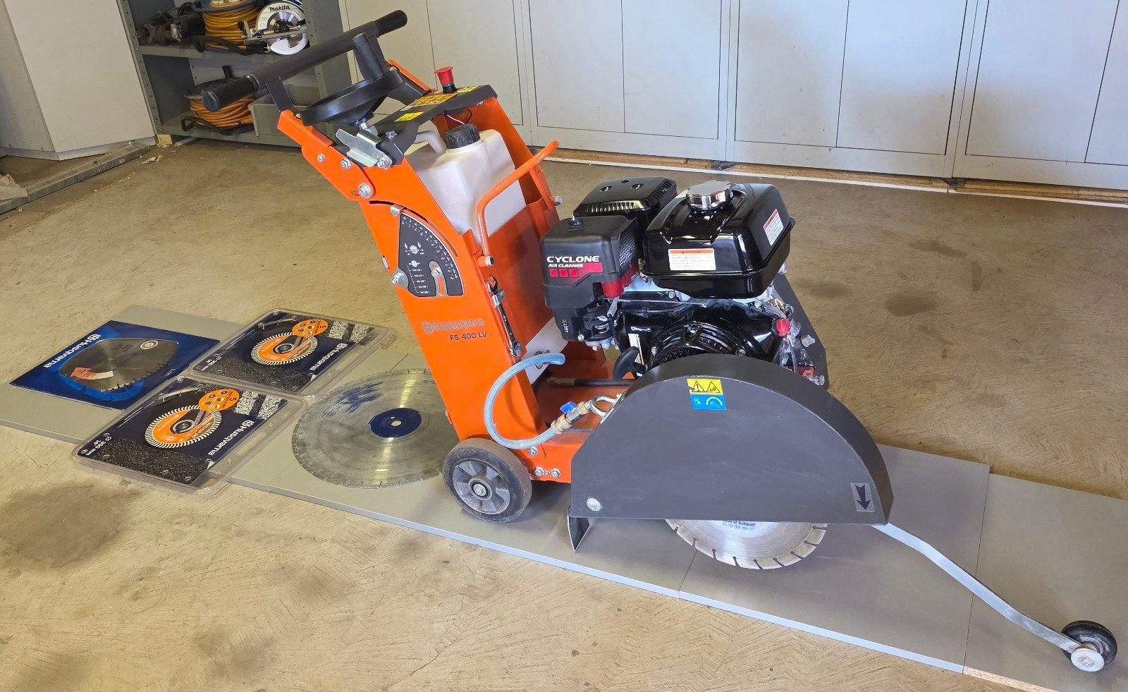 Husqvarna FS 400 LV Vloerenzaag (incl. 4 extra bladen!), Doe-het-zelf en Verbouw, Ophalen, 70 mm of meer, Overige typen, Zo goed als nieuw