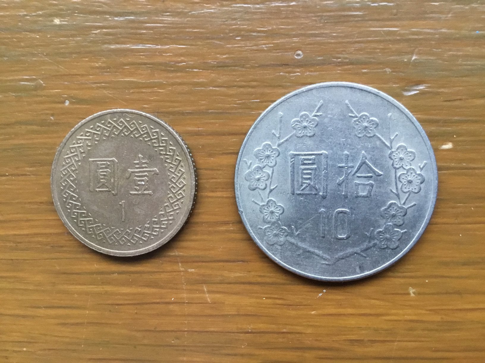 Munten Taiwan 1 en 10 dollar, Ophalen of Verzenden, Oost-Azië
