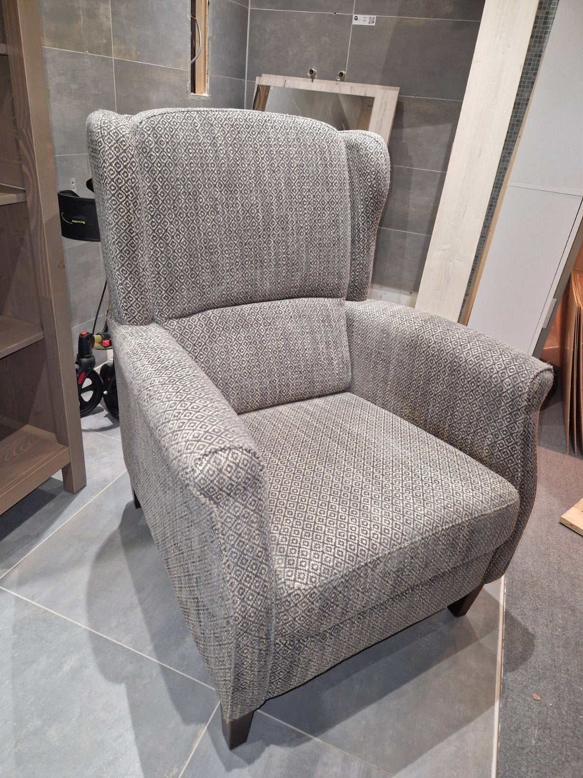 Comfortabele fauteuil met patroon, Ophalen, Modern klassiek, 75 tot 100 cm, Zo goed als nieuw