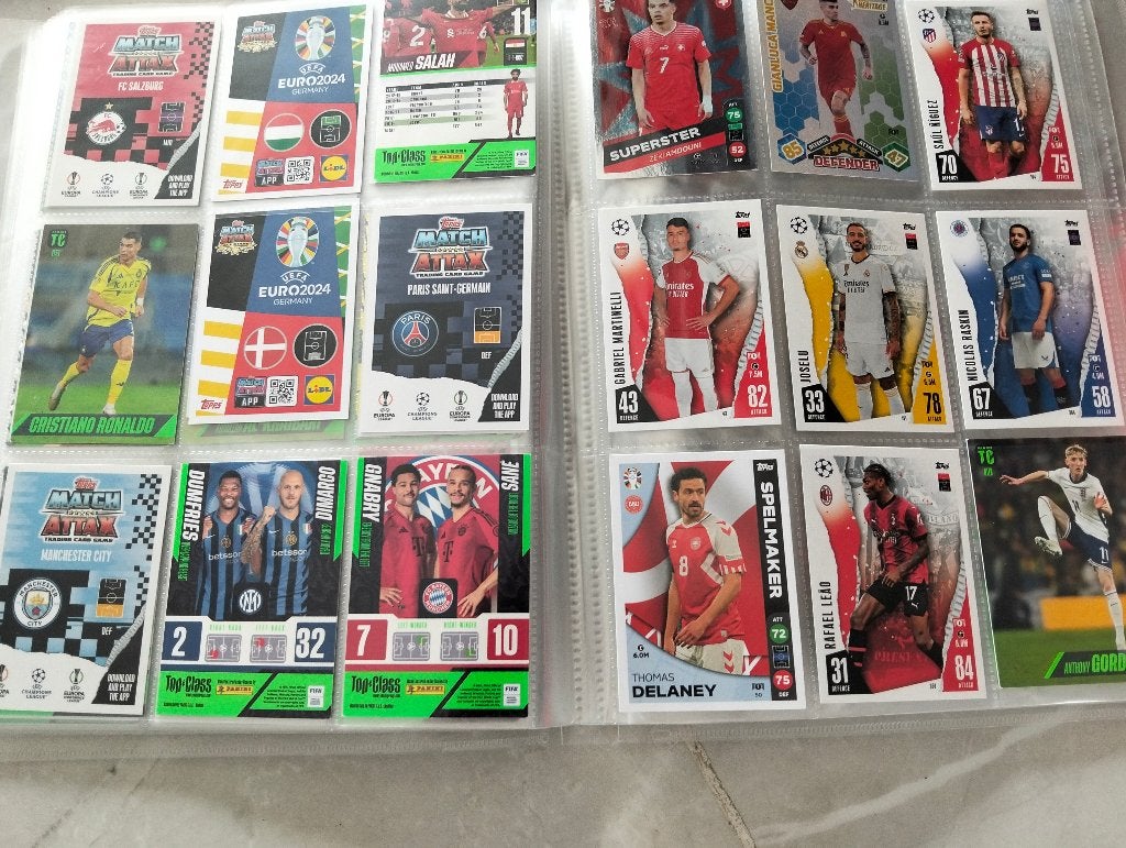 Boek met veel voetbal plaatjes, Hobby en Vrije tijd, Stickers en Plaatjes, Ophalen of Verzenden, Zo goed als nieuw, Meerdere plaatjes