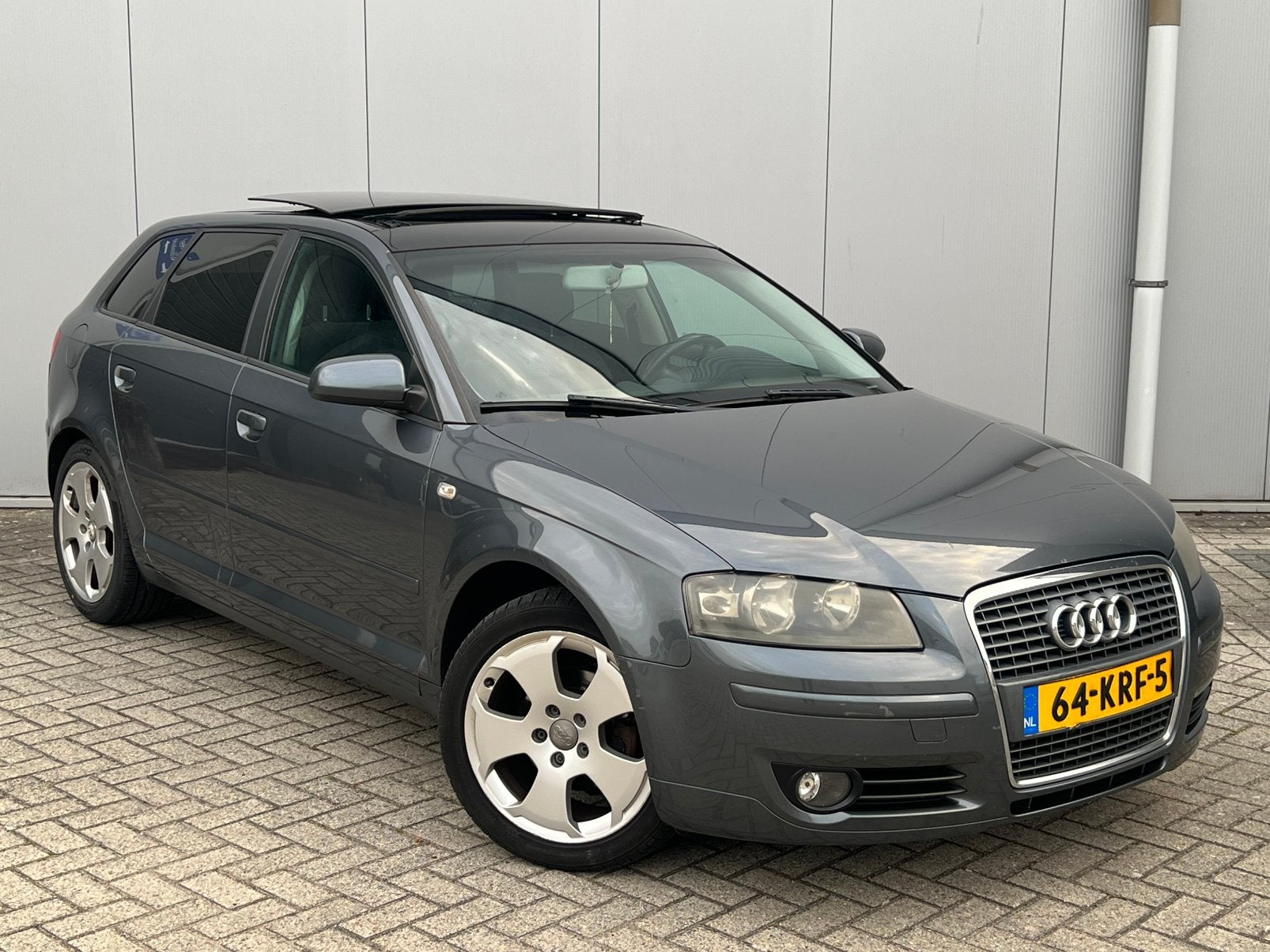 Luxe Audi A3 1.6 Sportback 102PK Grijs/PanoramaDak/NieuweAPK, Dealer onderhouden, Stof, 4 cilinders, Handgeschakeld