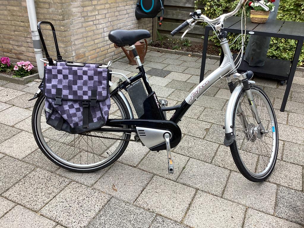 Electrische fiets, Fietsen en Brommers, Fietsen | Dames | Damesfietsen, Gebruikt, Versnellingen, Trommelrem, 56 cm of meer