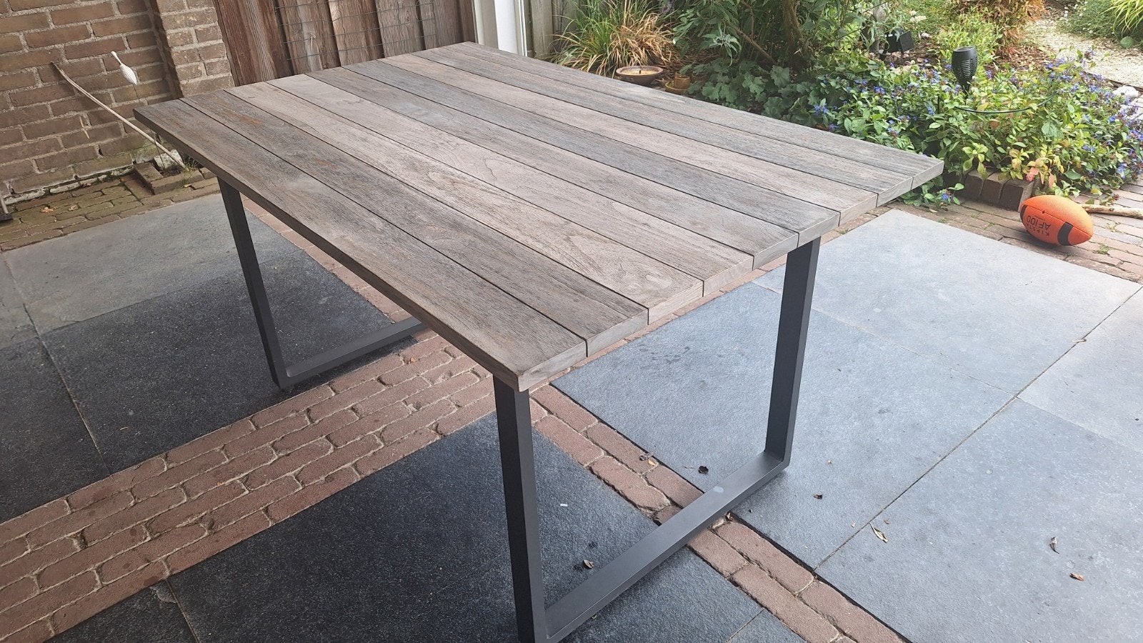 Robuuste tuintafel van houtlook en metaal, Ophalen of Verzenden, Gebruikt, Rechthoekig, Hout