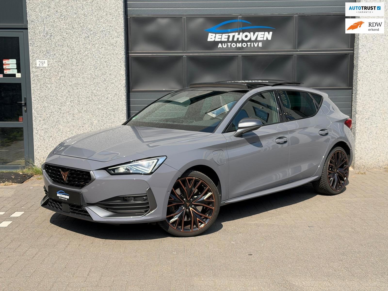 Cupra Leon 1.4 e-Hybrid VZ Copper Edition Pano Keyless, Auto's, Dealer onderhouden, 77 km/l, Gebruikt, Euro 6