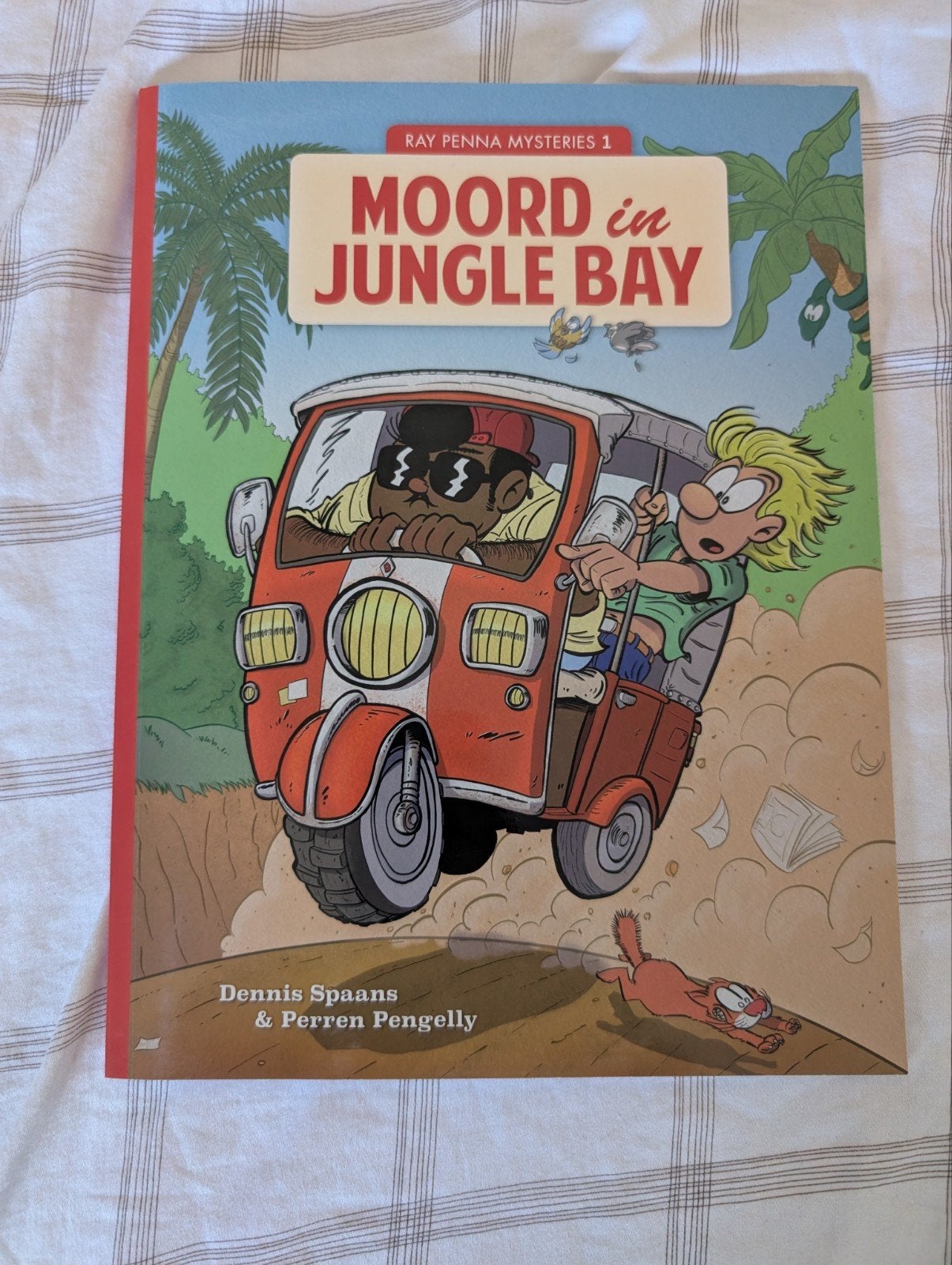 Moord in Jungle Bay - Ray Penna Mysteries 1 - Gesigneerd, Boeken, Ophalen of Verzenden, Zo goed als nieuw, Dennis Spaans & Perren Pengelly