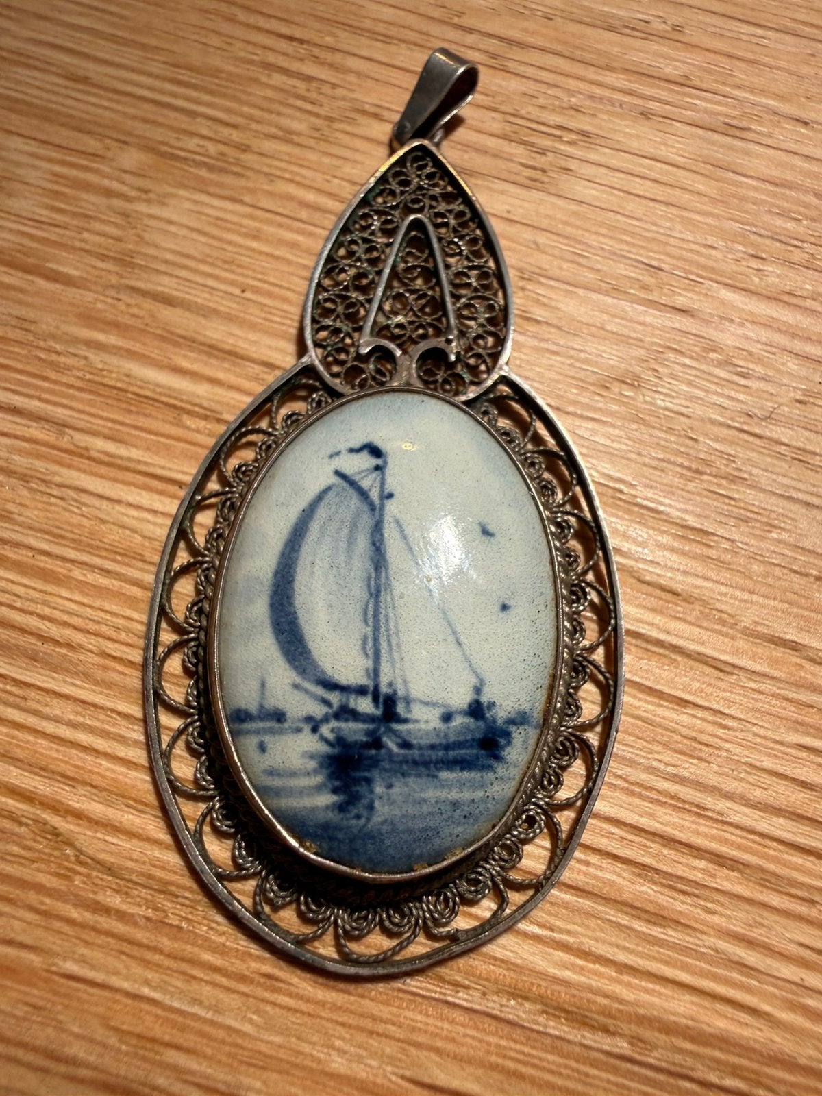 Zilveren filigraan hanger met handgeschilderd Delft, Sieraden, Tassen en Uiterlijk, Antieke sieraden, Ophalen, Zilver, Hanger