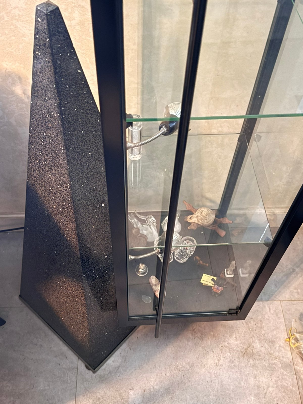Vitrine kast op granieten sokkel sokkel is zwart met, Ophalen, Zo goed als nieuw