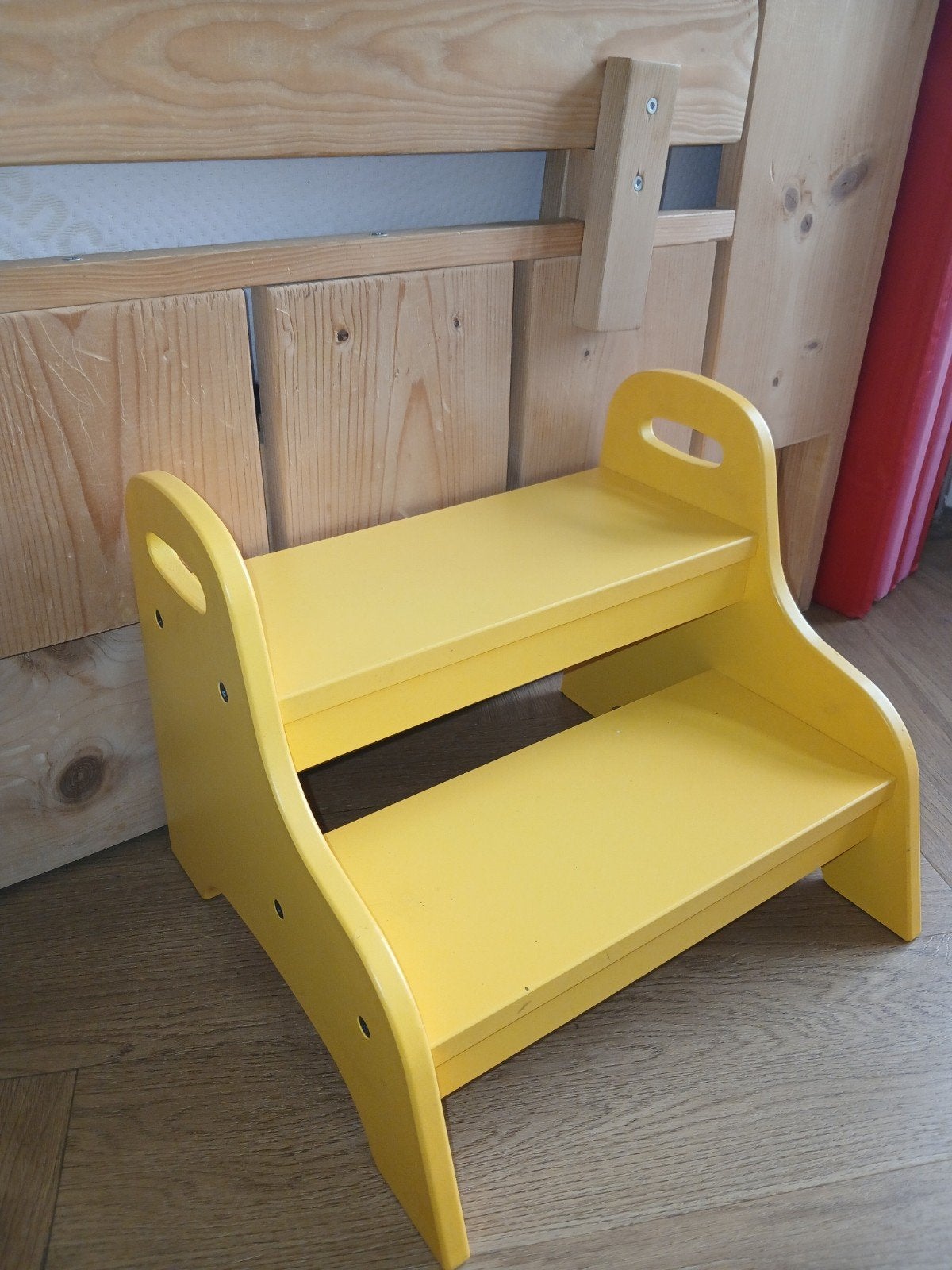 Gele houten opstapje voor kinderen, Ophalen, Zo goed als nieuw