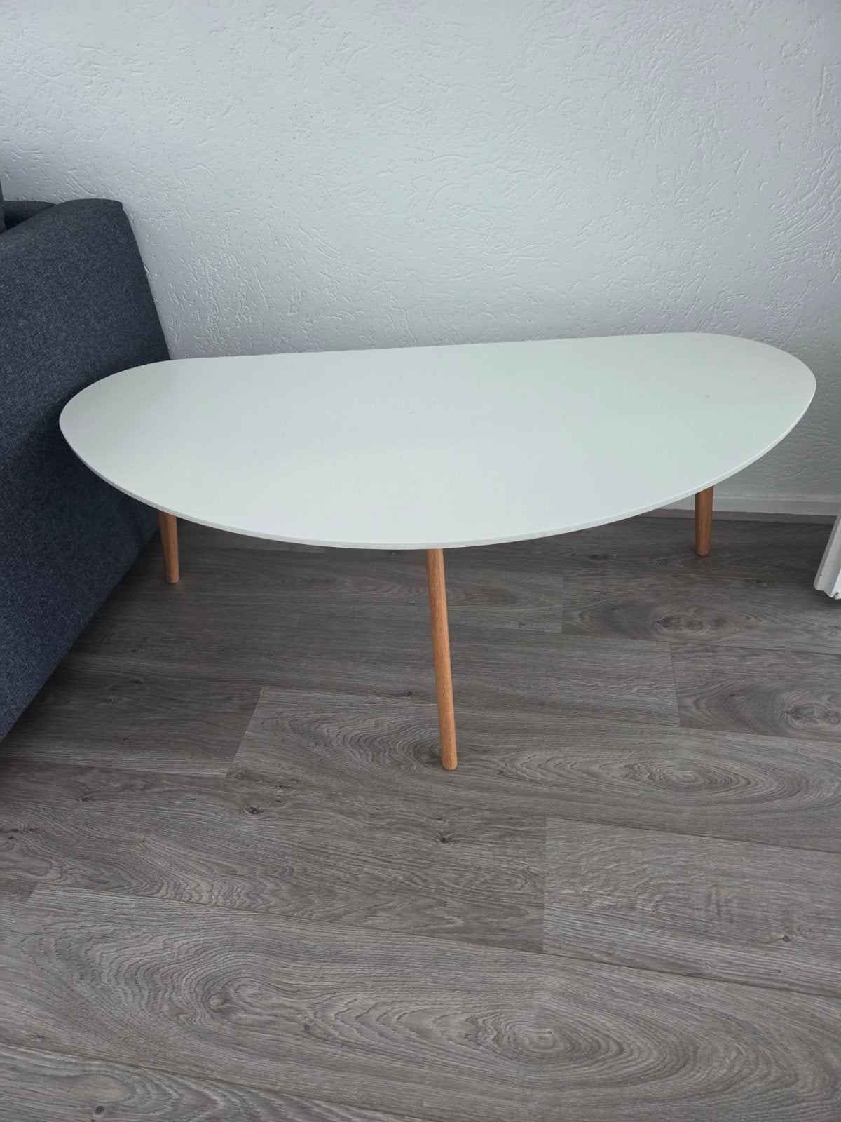Zo goed als nieuwe witte salontafel met houten poten, Ophalen, Modern, Scandinavisch, 50 tot 100 cm, Zo goed als nieuw