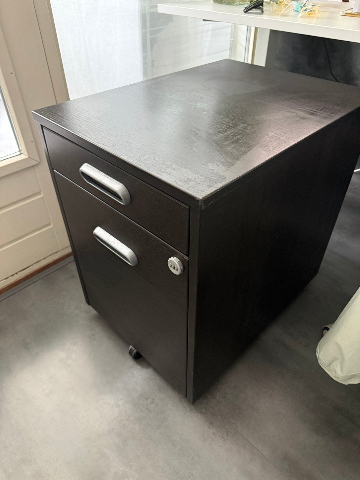 Donkerbruine ladeblok op wielen met slot, Ophalen, Minder dan 50 cm, Gebruikt, 3 of 4 laden