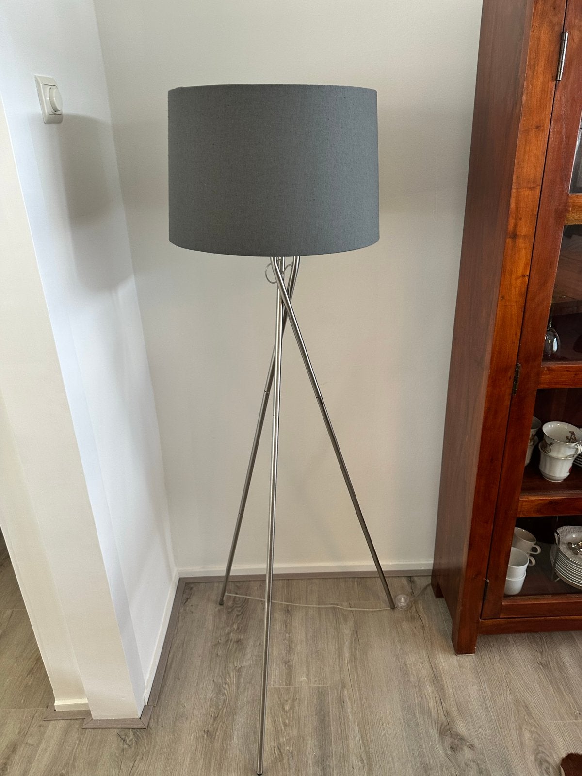 Stijlvolle vloerlamp met grijze kap en tripod onderstel, Ophalen, Zo goed als nieuw, Metaal, 150 tot 200 cm