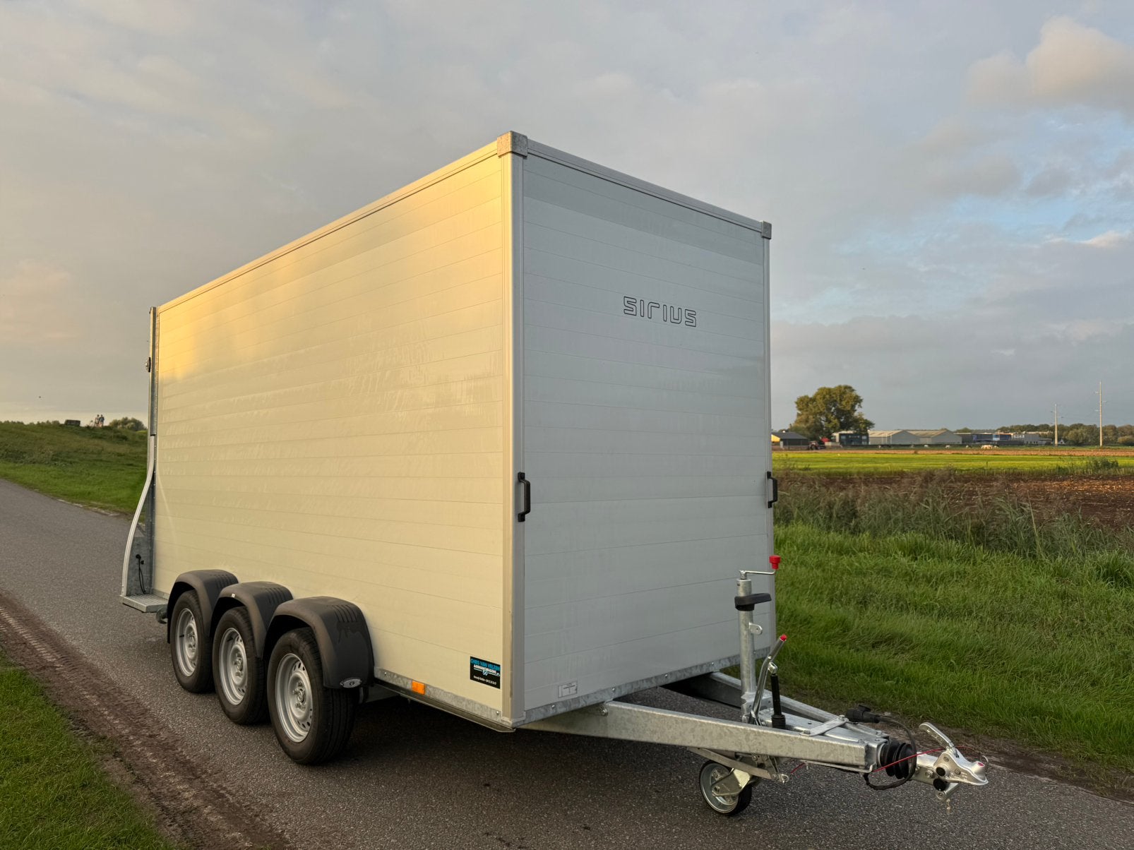 Sirius 3-assige gesloten aanhanger 3500KG | Nieuwstaat 2026, Ophalen of Verzenden, Zo goed als nieuw