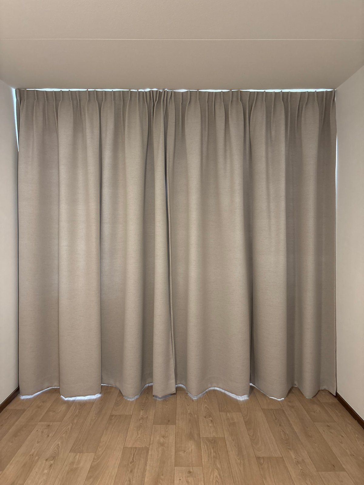 Beige Verduisterende Gordijnen - 2 Delen (280x256 cm), Ophalen, Verduisterend, Beige, Zo goed als nieuw