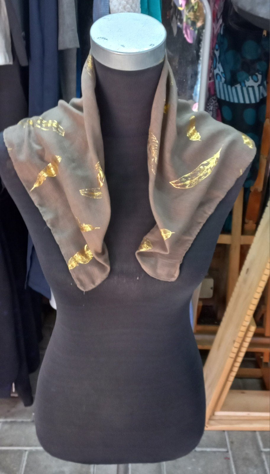 Stijlvolle sjaal met gouden verenprint, Kleding | Dames, Ophalen of Verzenden, Zo goed als nieuw, Maat 46/48 (XL) of groter, Sjaal
