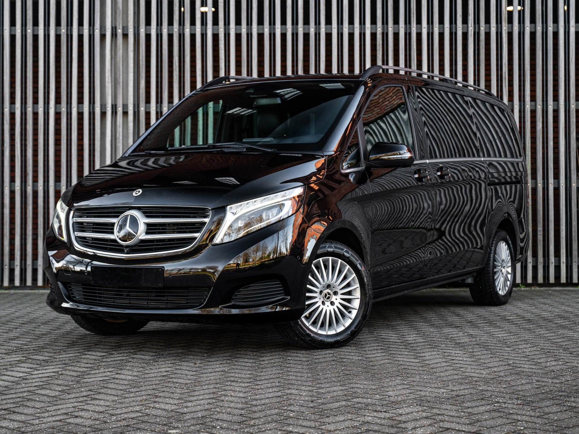Mercedes-Benz V-klasse 220d AUT. 4-MATIC 7-Pers. |EX BTW/BPM, Auto's, Automaat, Gebruikt, Zwart, Bedrijf