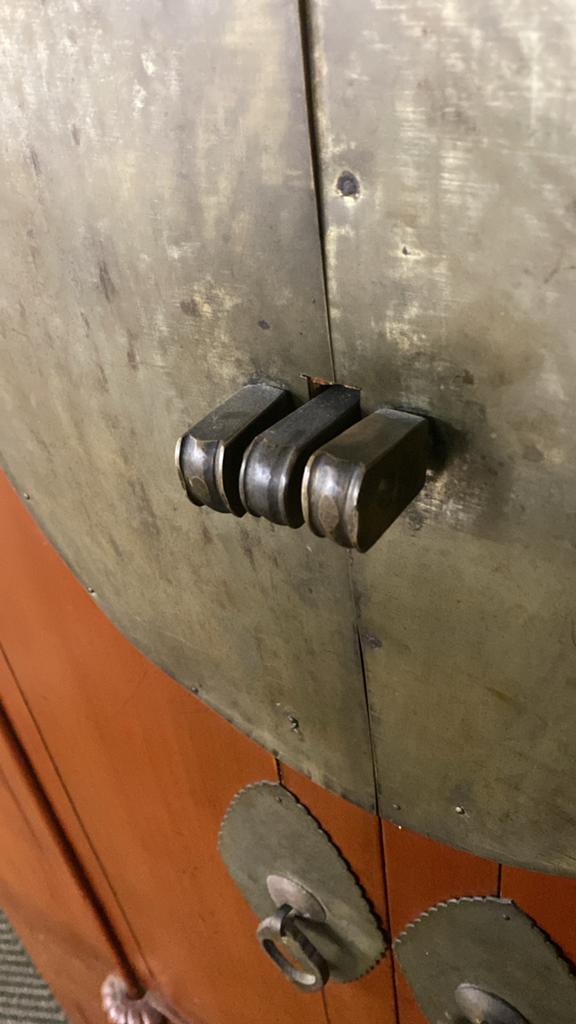 Antieke Chinese kast met messing beslag, Ophalen of Verzenden