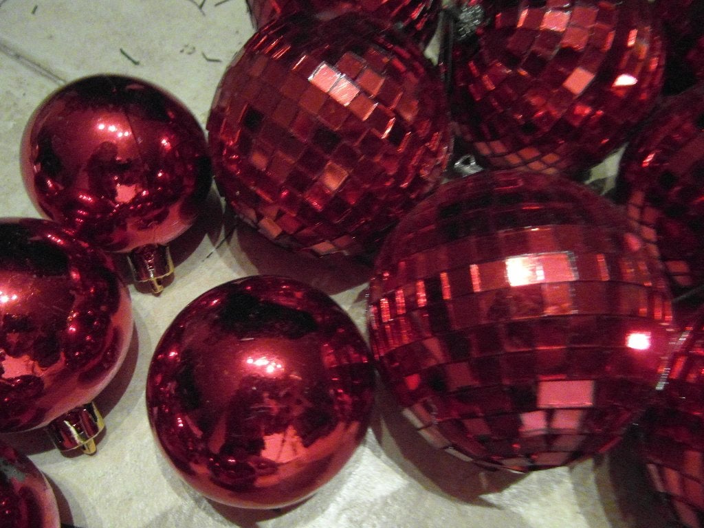 17 stuks kerstballen rood  van 5 en van 8 cm grootte, Ophalen of Verzenden, Zo goed als nieuw