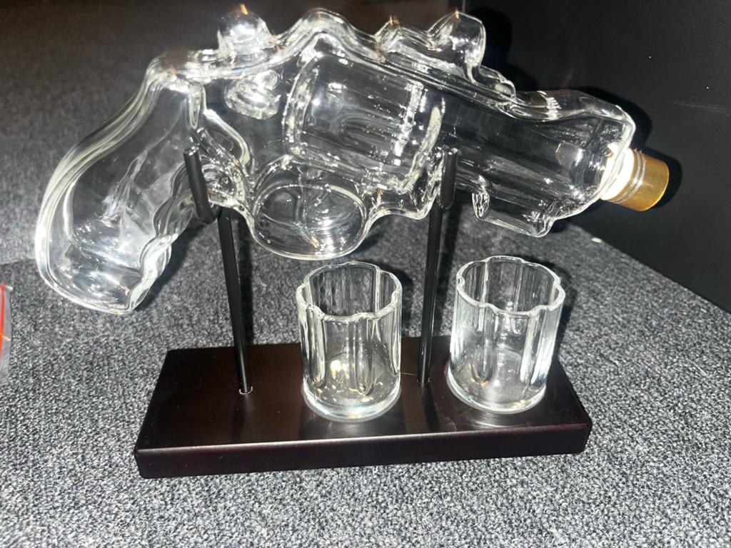 Glazen karaf in de vorm van een pistool met glaasjes, Ophalen of Verzenden, Nieuw, Glas, Modern