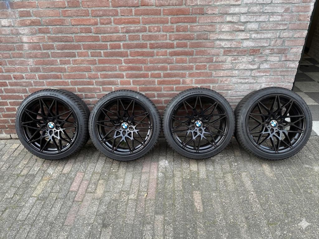 NETTE SET BMW VELGEN 826 M MET NIEUWE ALL SEASON BANDEN, Ophalen, 18 inch, Banden en Velgen, Nieuw