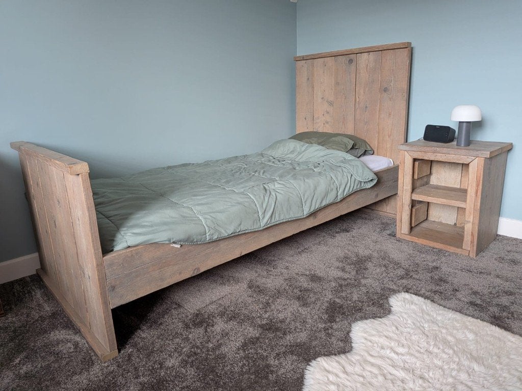 Steiger houte bed met nachtkastje, Ophalen, 85 tot 100 cm, Zo goed als nieuw, Lattenbodem