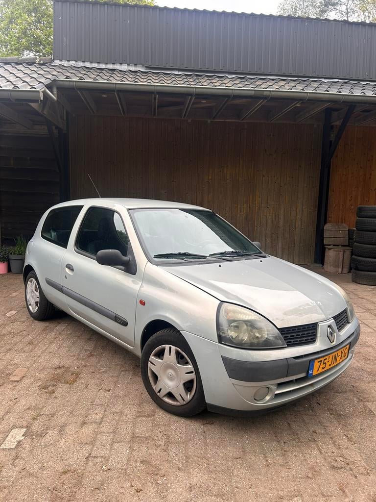 Renault Clio 1.2 Benzine 2002 Grijs, Voorwielaandrijving, 40 €/maand, Origineel Nederlands, Handgeschakeld