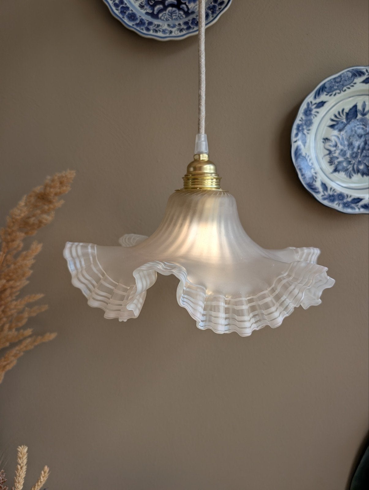 Prachtige vintage opaline glazen hanglamp, Huis en Inrichting, Lampen | Hanglampen, Ophalen of Verzenden, Zo goed als nieuw, Glas